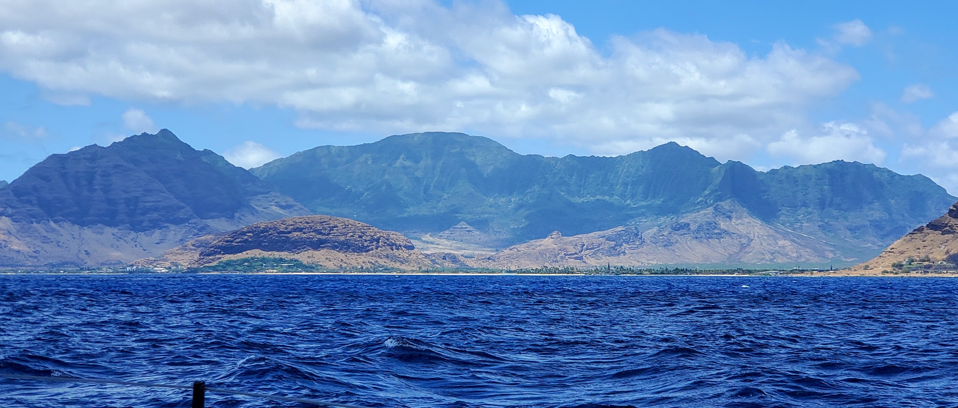 Sailing by the west coast of Oahu